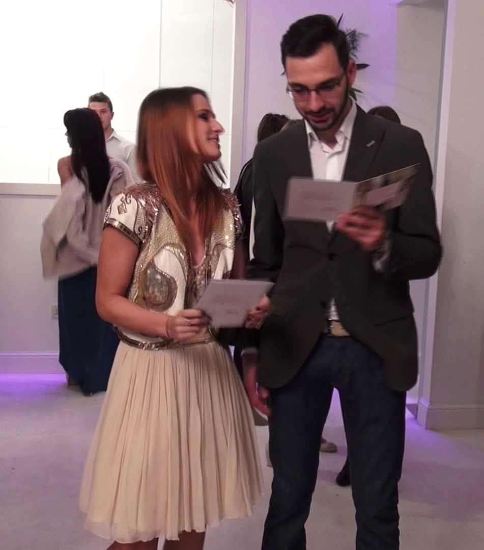 Actrita il soarbe din priviri pe Dragos Borcanea