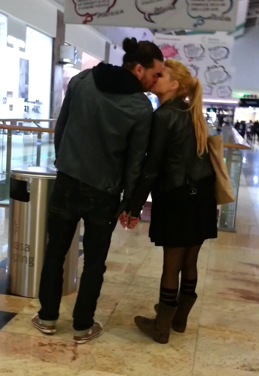 Doru isi ia la revedere de la iubita lui inainte sa intre la o sesiune de... shopping