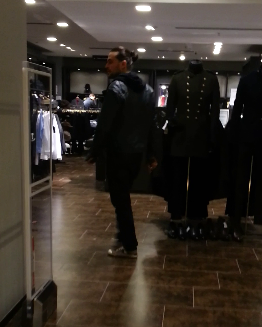 In loc sa-si lase iubita la cumparaturi, cantaretul a trimis-o la plimbare si a luat magazinele la 