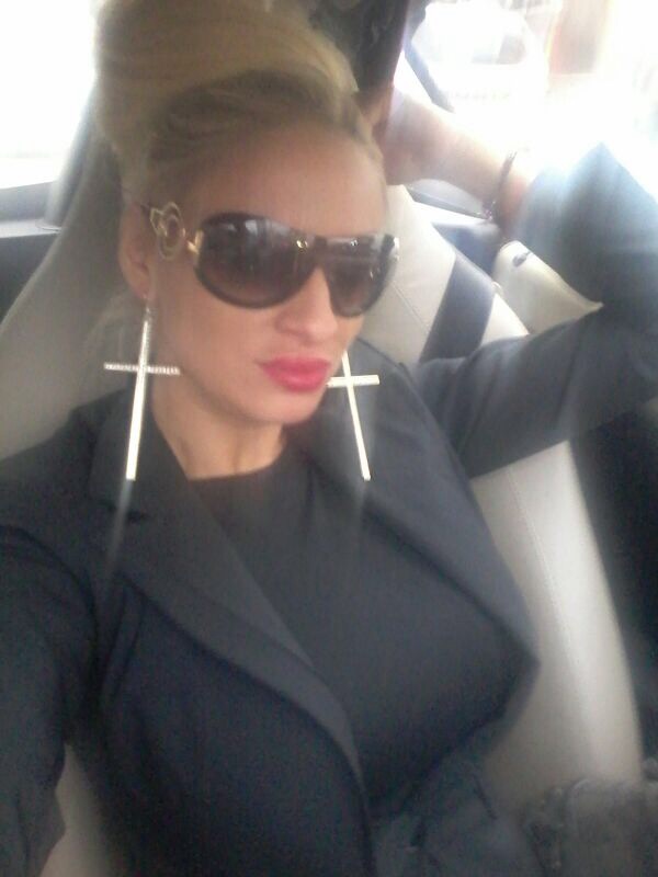 Blonda a renuntat la lucrurile foarte decoltate si scurte, insa nu poate renunta si la cele mulate