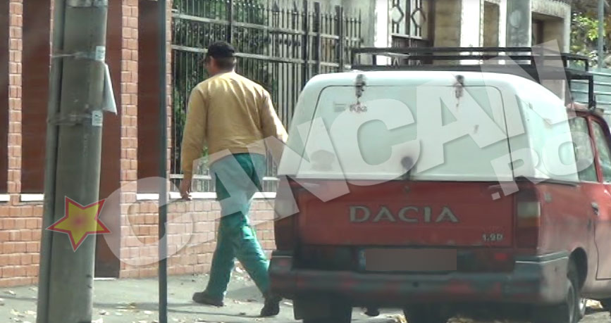 Un barbat a adus cu masina mai multi saci cu pamant si ingrasamant pentru flori si a luat plantele ofilite