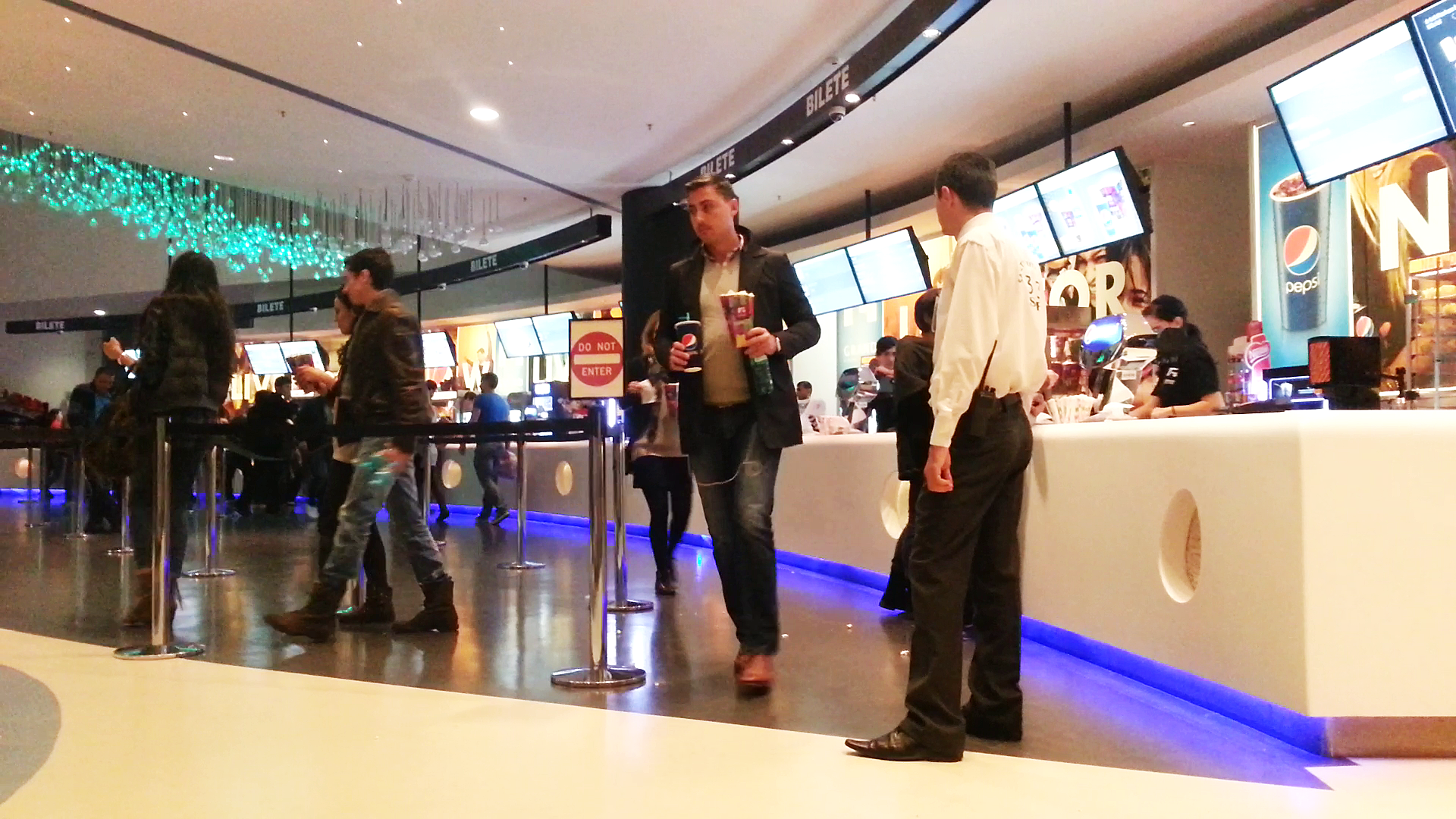 Alexandru Ciucu o ia inainte spre sala de cinema