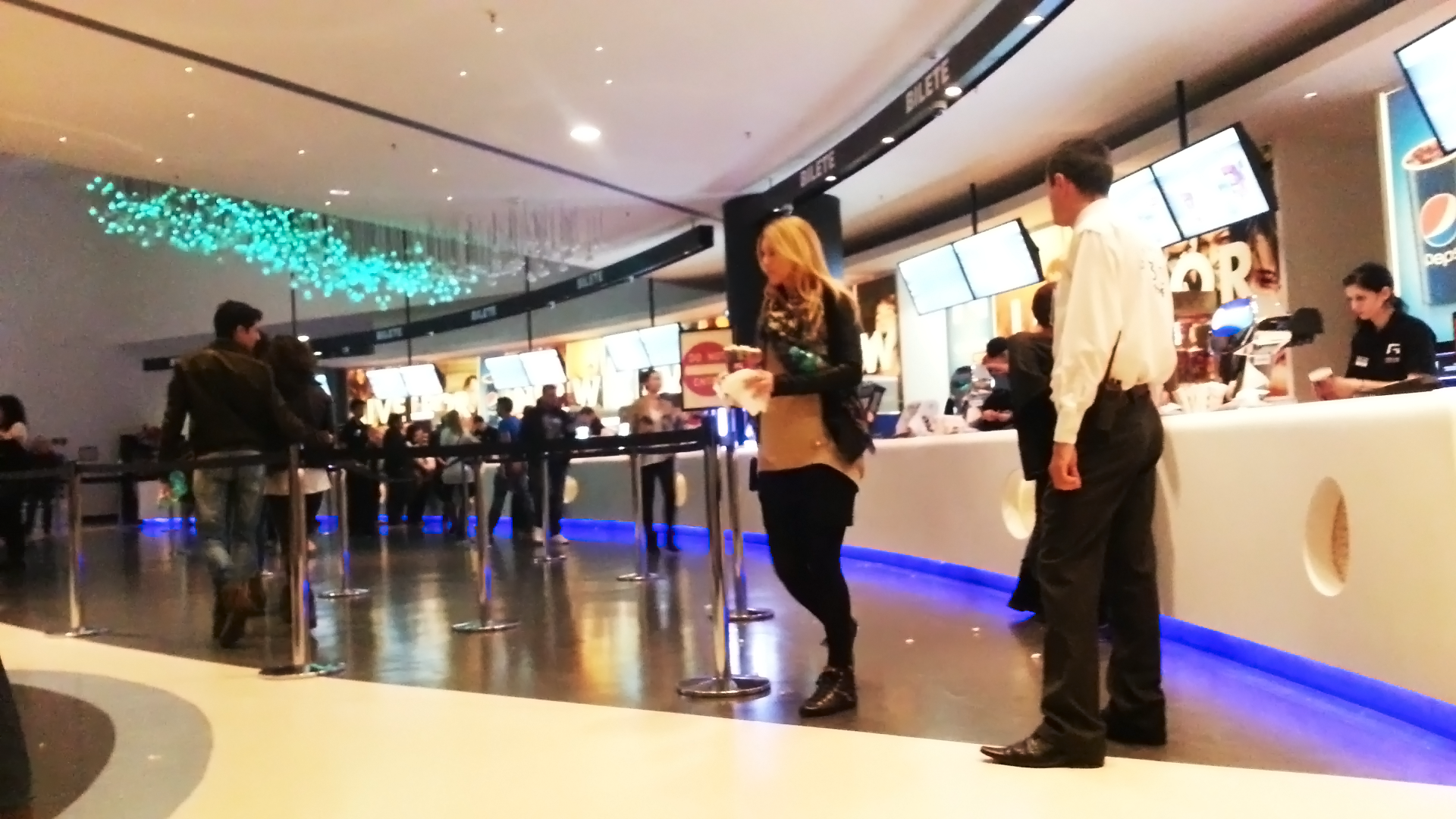 Imbracata cu o bluza destul de larga, Alina nu-si arata sarcina