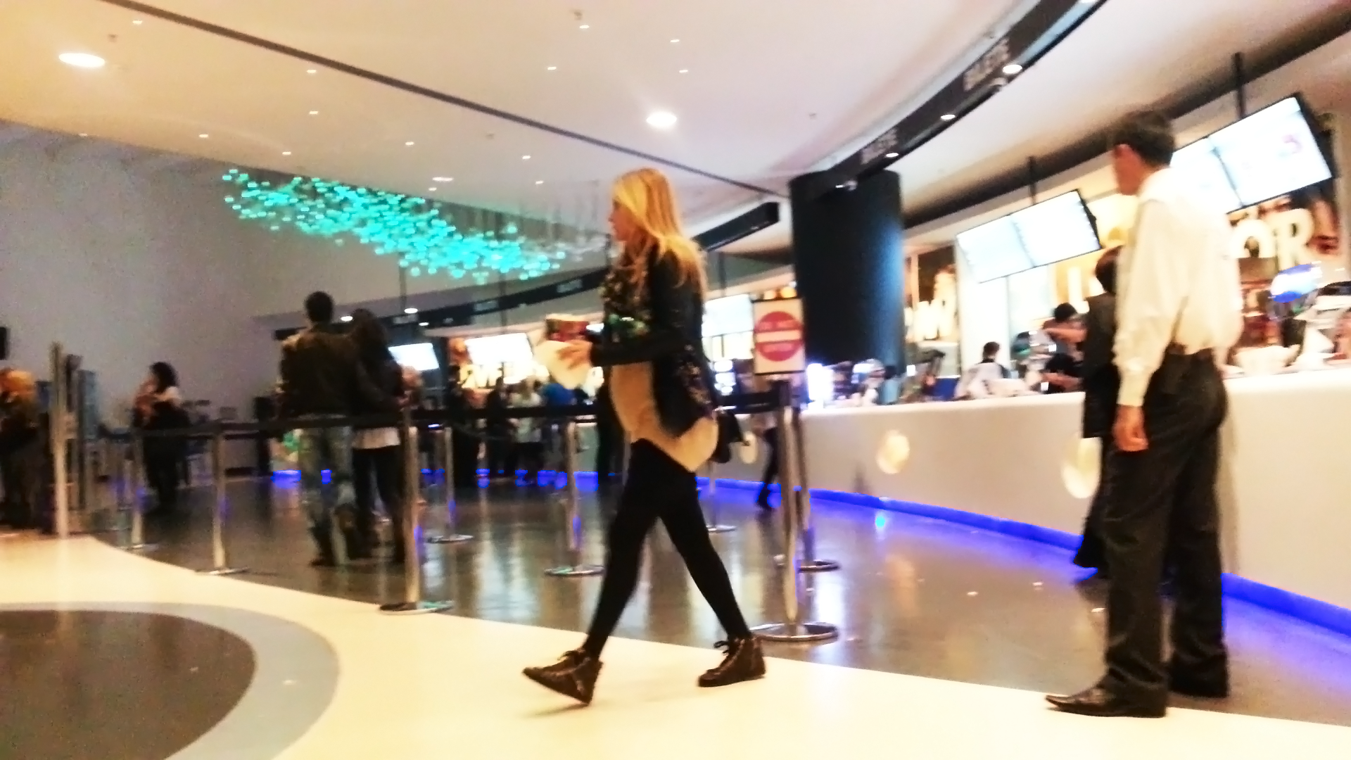 Desi este in luna a sasea de sarcina, cantareata nu a luat aproape deloc in greutate