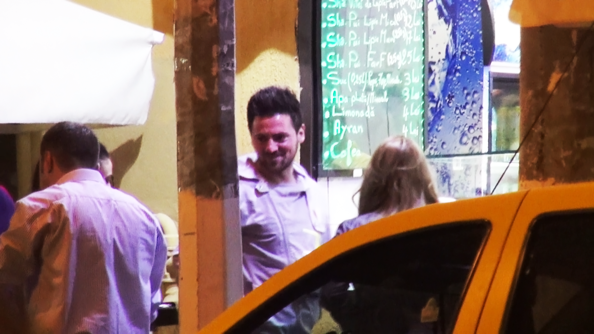 Desi Sanzi era doar la cativa pasi, acest lucru nu l-a impiedicat pe barbat sa zambeasca altor tinere