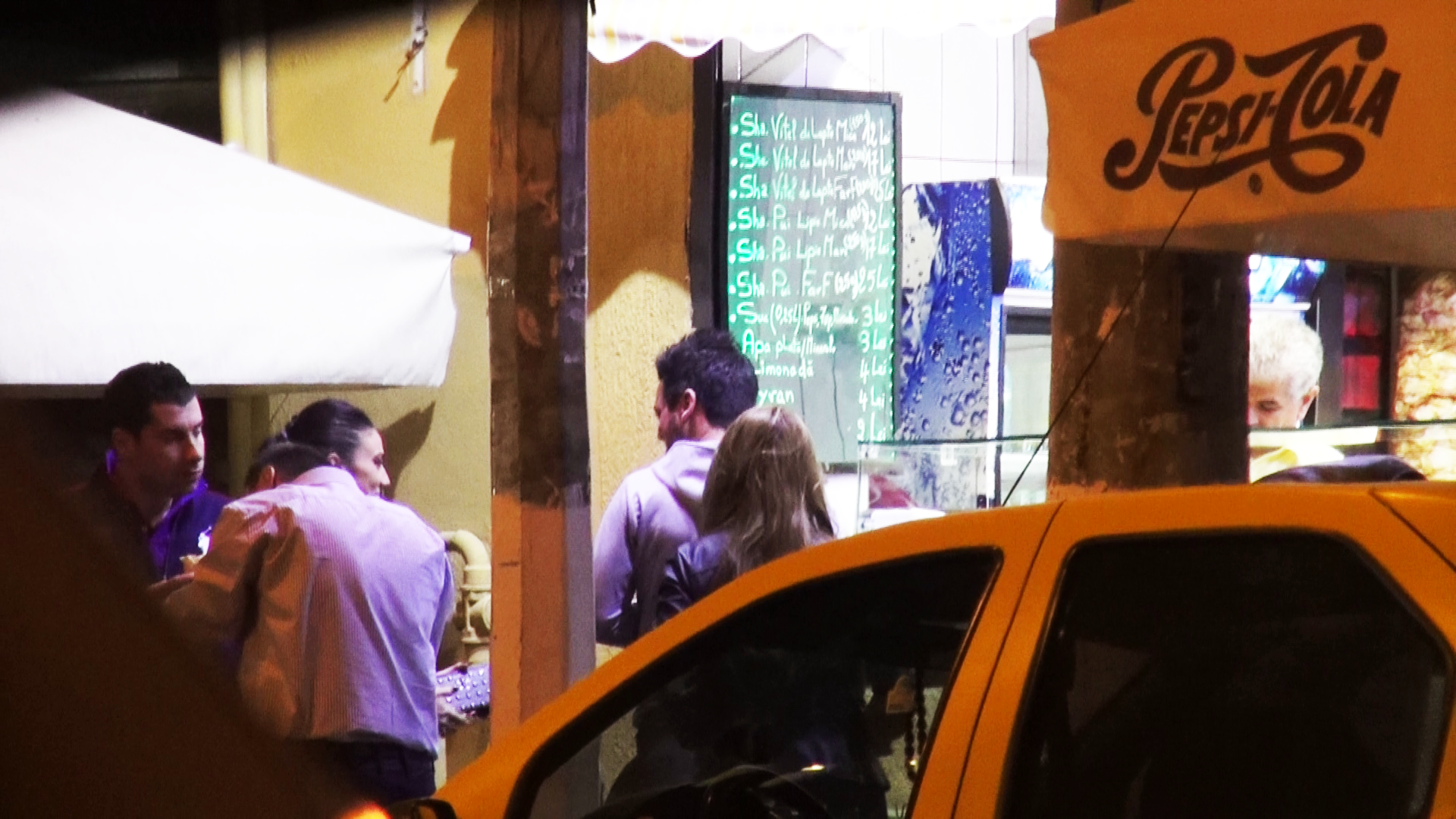 Cat timp asteapta bautura, Zuluf se intretine si cu alte domnisoare