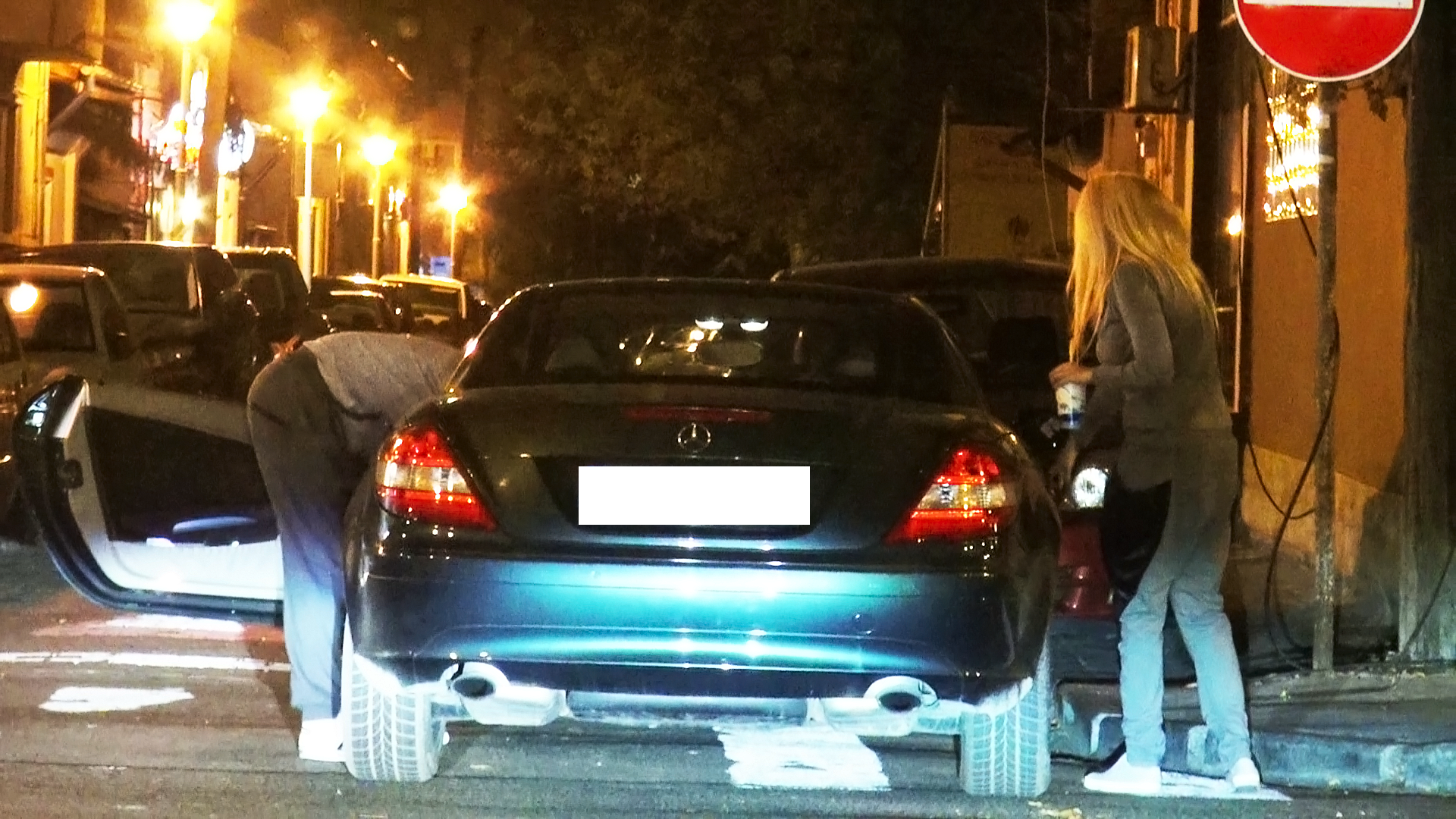 Cei doi fac schimb de locuri, fotbalistul urcand la volan