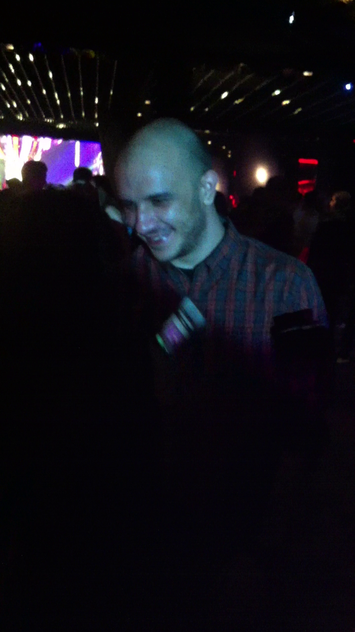 Guess Who zambeste admiratoarelor care ii cer sa se fotografieze cu ele