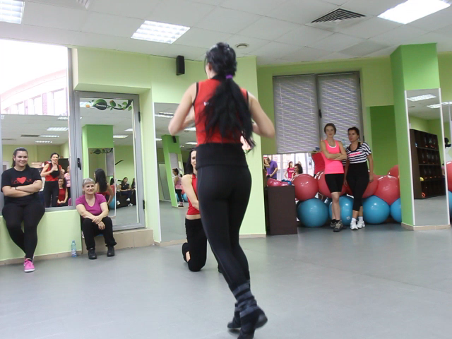 Dupa noua ani de sport, cantareata are un corp demn de invidiat