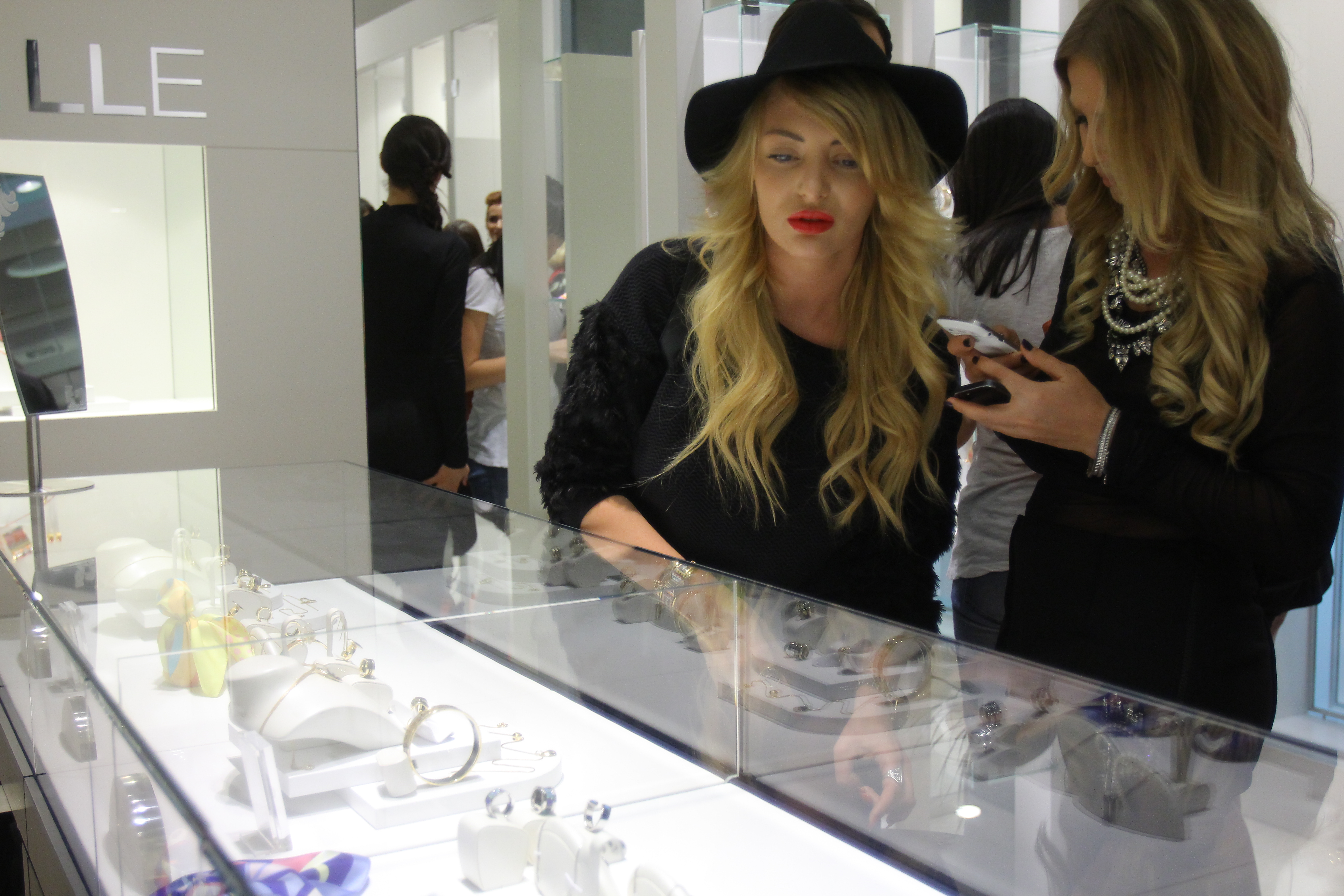 Cantareata este o mare pasionata a bijuteriilor