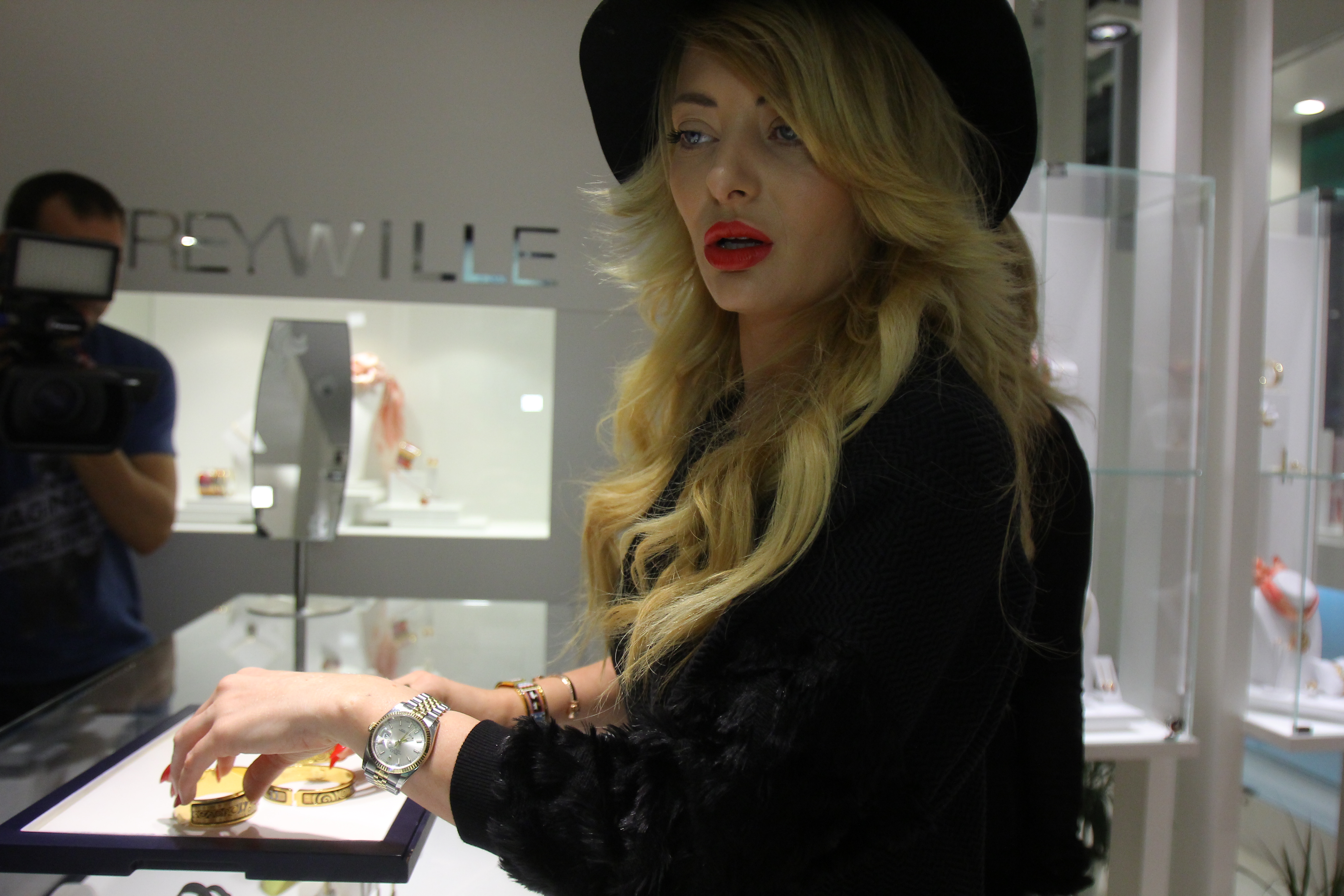 Delia are o colectie impresionanta de haine si accesorii pe care le instraineaza cu greu