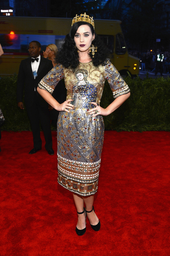 Katy Perry a dat startul rochiilor cu imprimeu religios