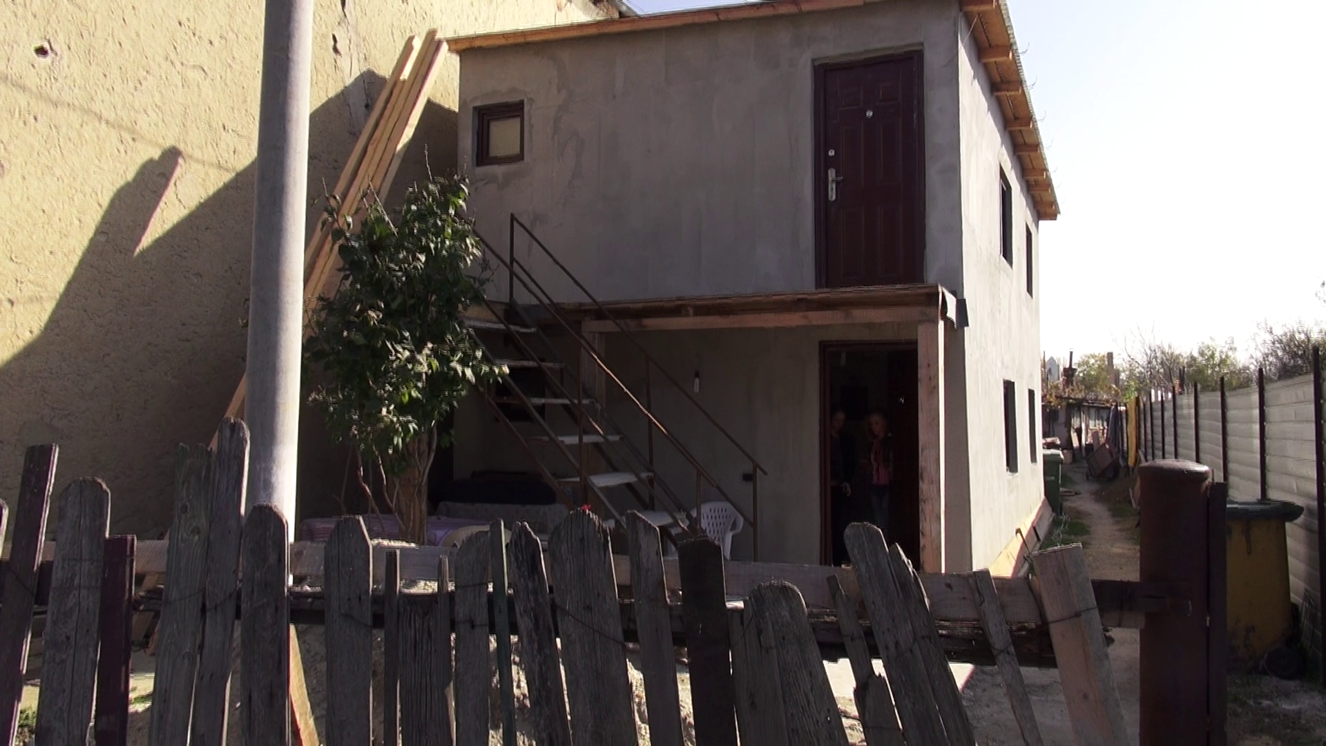 Desi nu este inca totul gata, tanara si familia ei au reusit sa se mute in casa