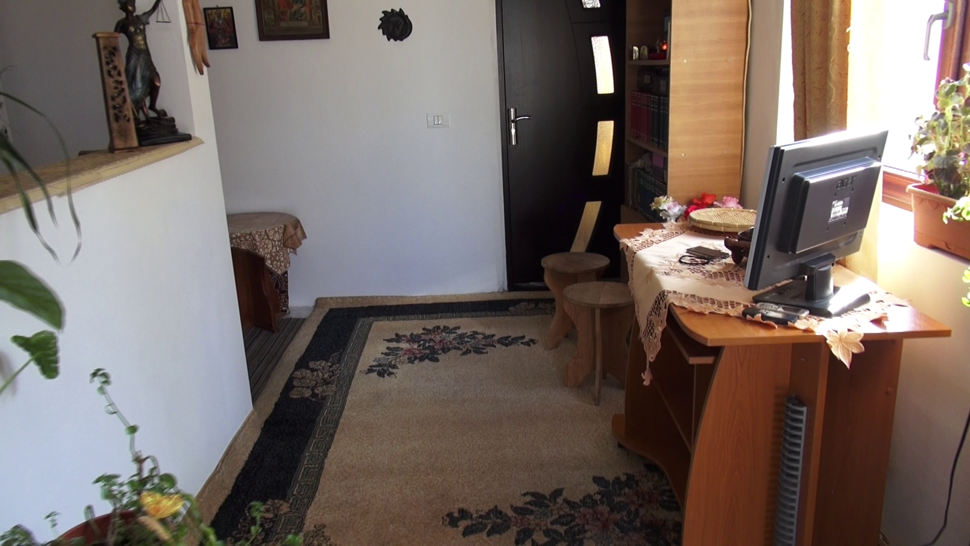 Daca pana acum stateau toti intr-o camaruta, acum casa tinerei arata foarte bine