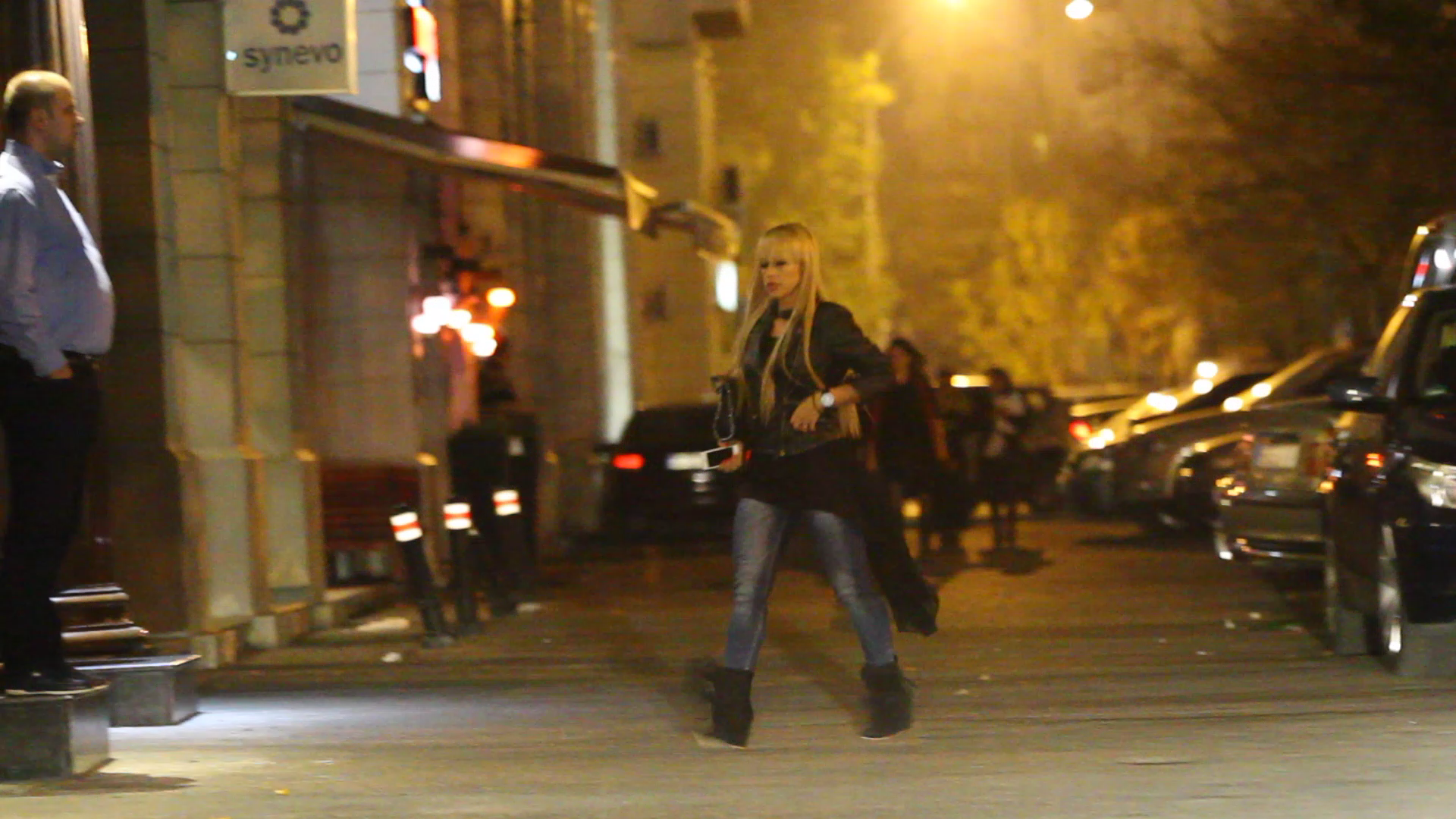 Vizibil suparata, cantareata se grabea sa ajunga cat mai repede la prietenii ei