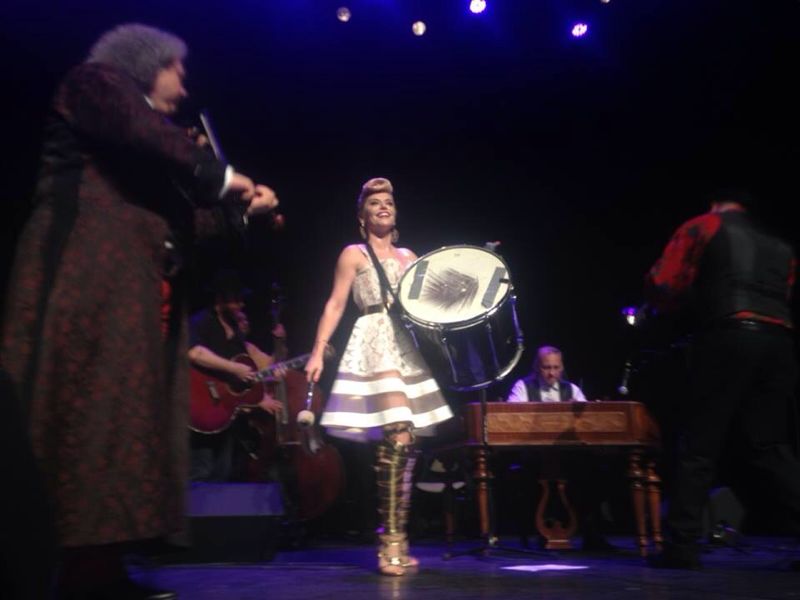 Lori pe scena unui club din Bruxelles