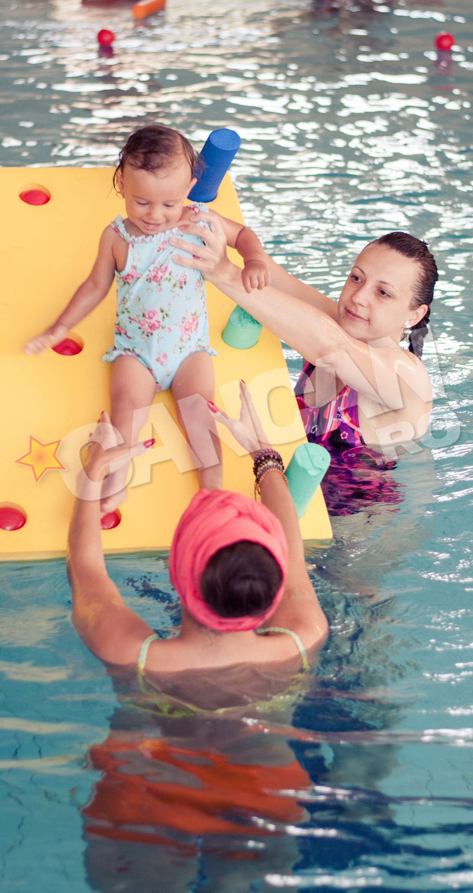 Mama si fiica petrec clipe de neuitat impreuna, la piscina