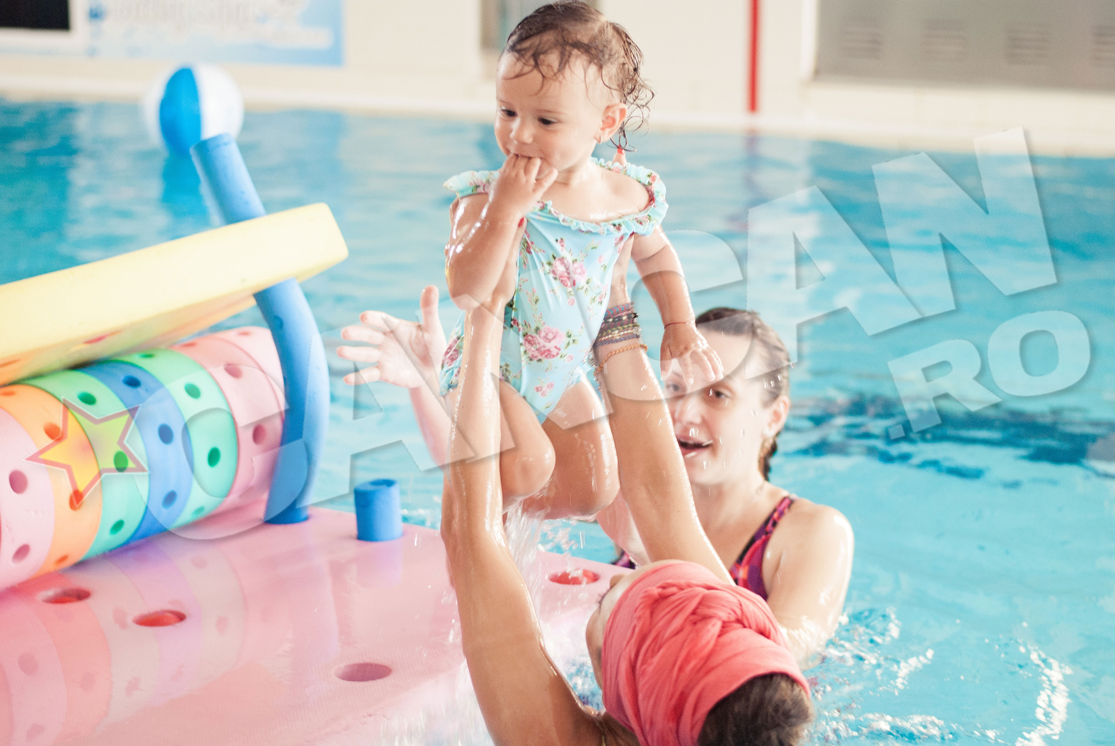 Giulia si fiica ei sunt mereu sub stricta supraveghere a unui instructor