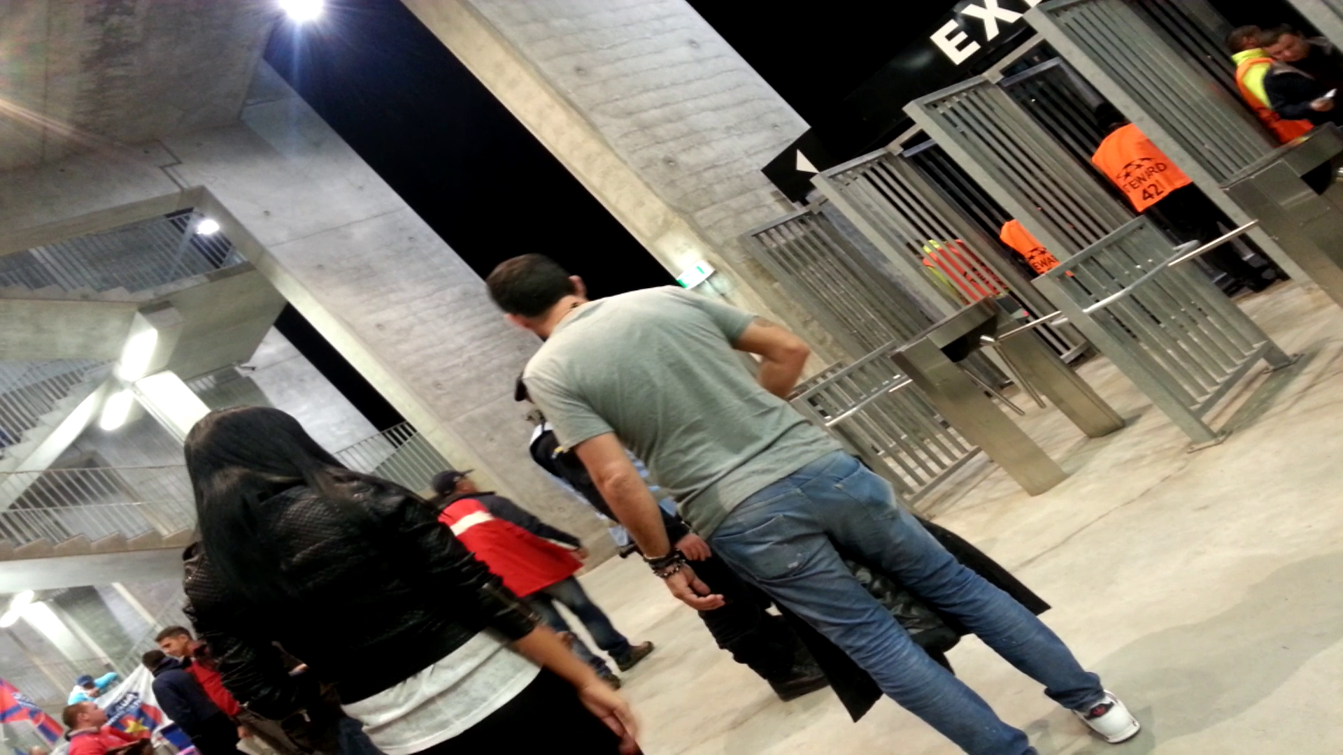 La intrarea pe stadion, Giovanni si-a dat geaca jos pentru ca iubitei prietenului sau ii era frig