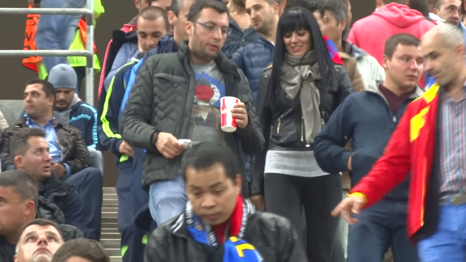 La intrarea in stadion, Giovanni a luat biletele fetelor si le-a cautat locurile