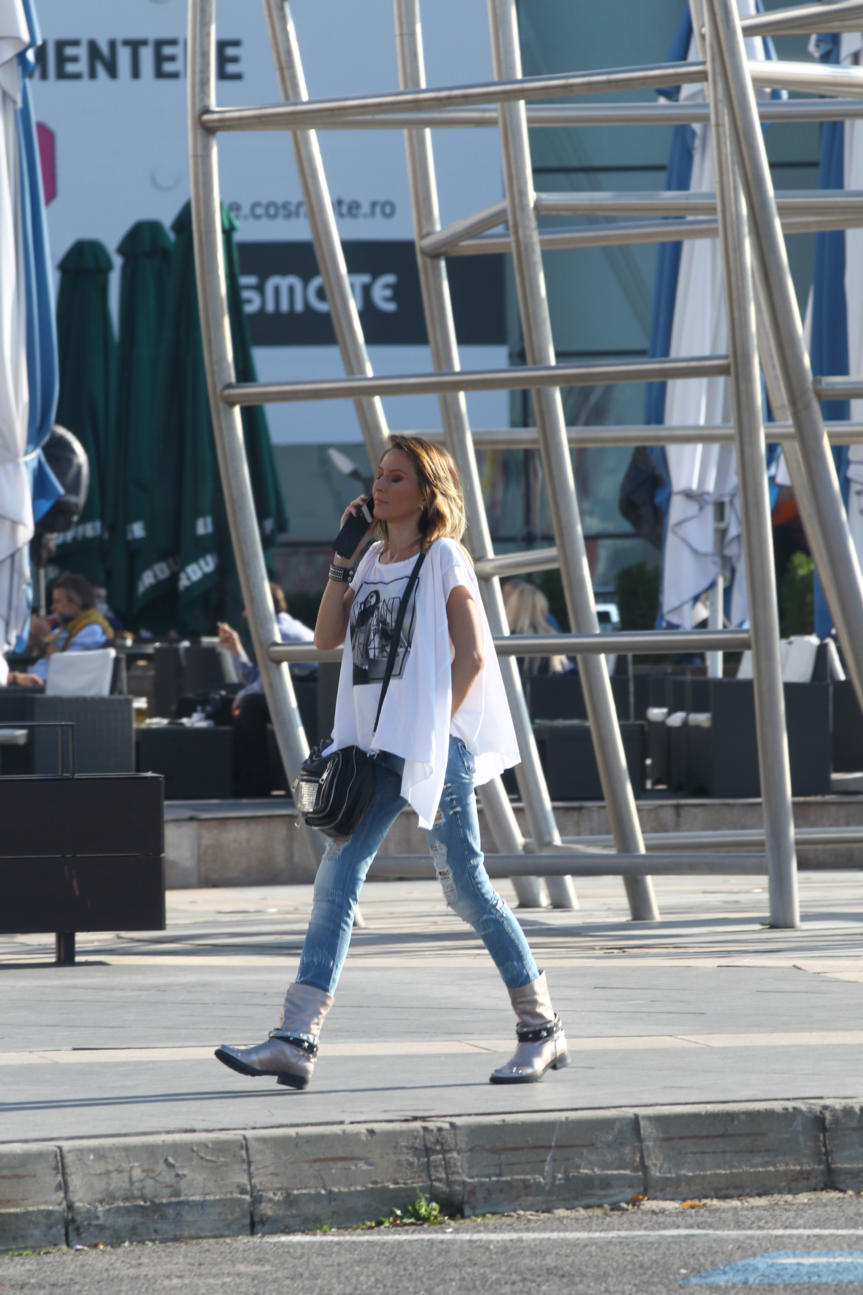 Crina se indrapta spre magazinul de mobila si vorbeste la telefon