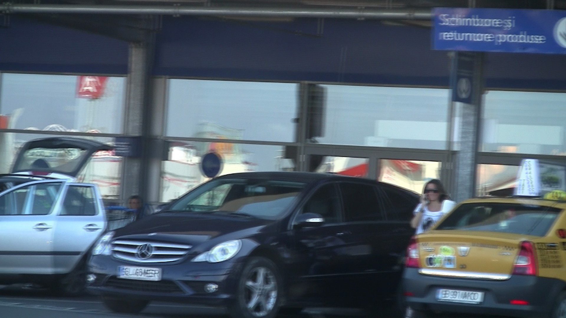 Crina iese din magazinul de amenajari interioare dupa mai bine de o ora.