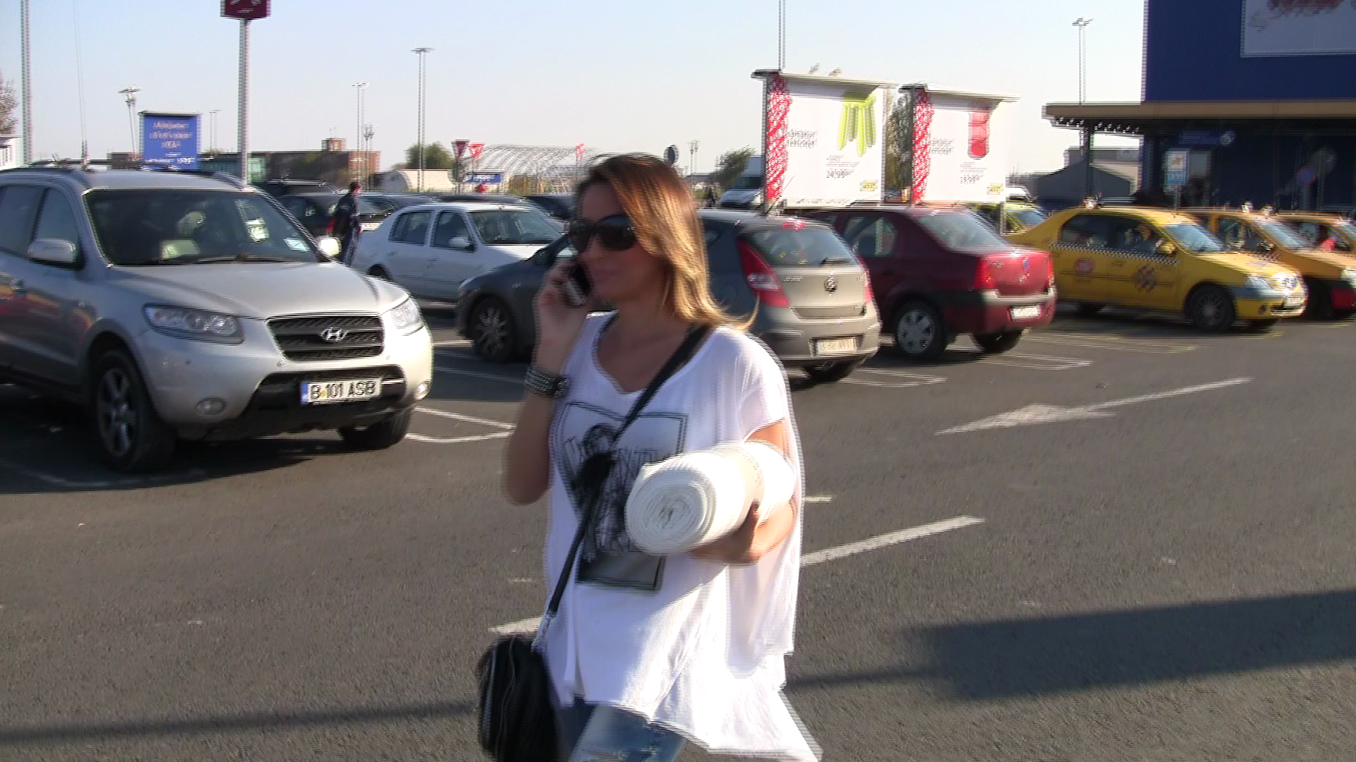 Crina nu isi scoate ochelarii de soare de la ochi nici macar in magazin