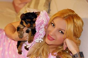 La implinirea unui an de casnicie, Lora si sotul ei si-au luat un catel