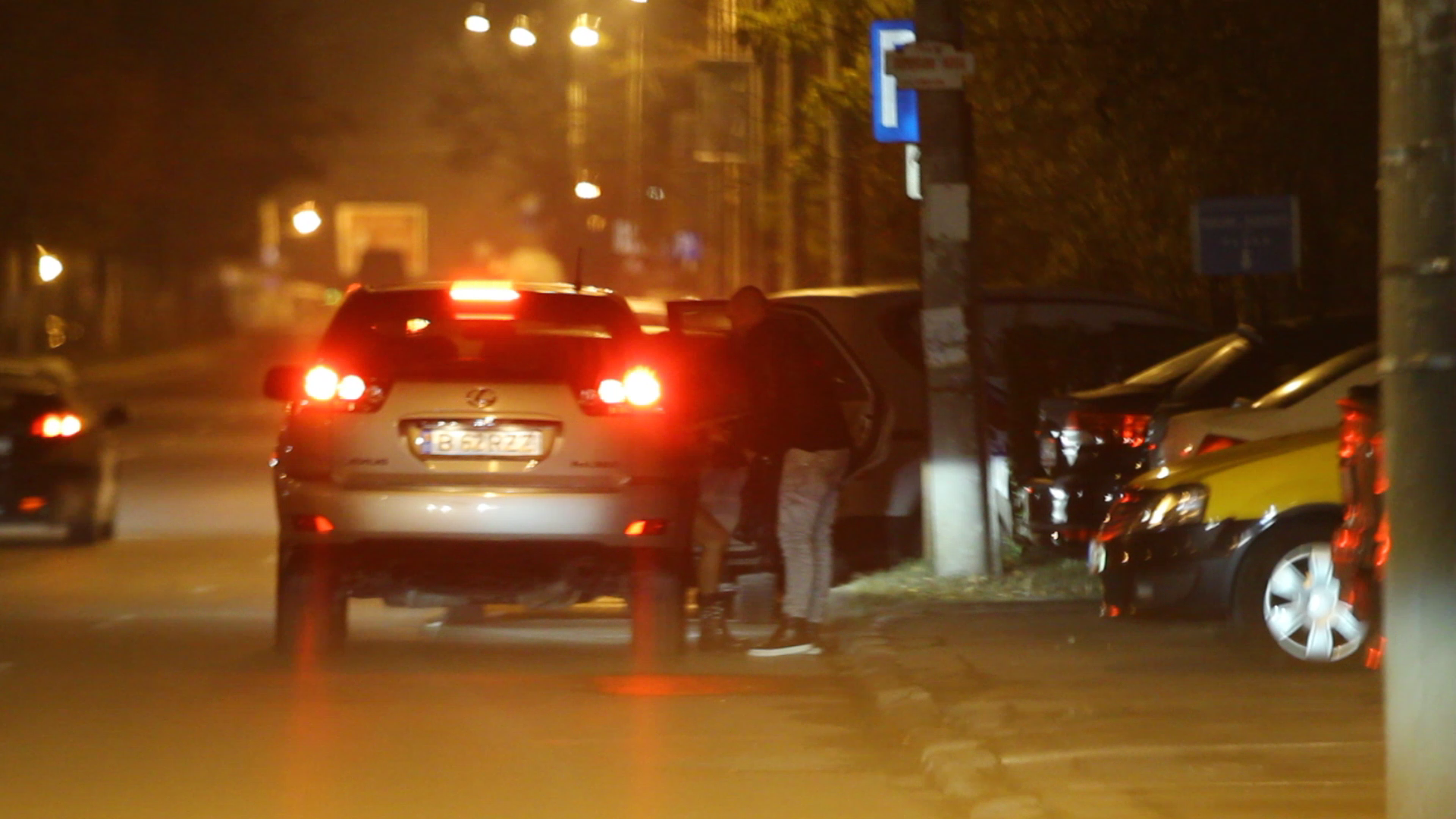 Dj-ul s-a chinuit pret de cateva minute sa o scoata pe tanara din masina