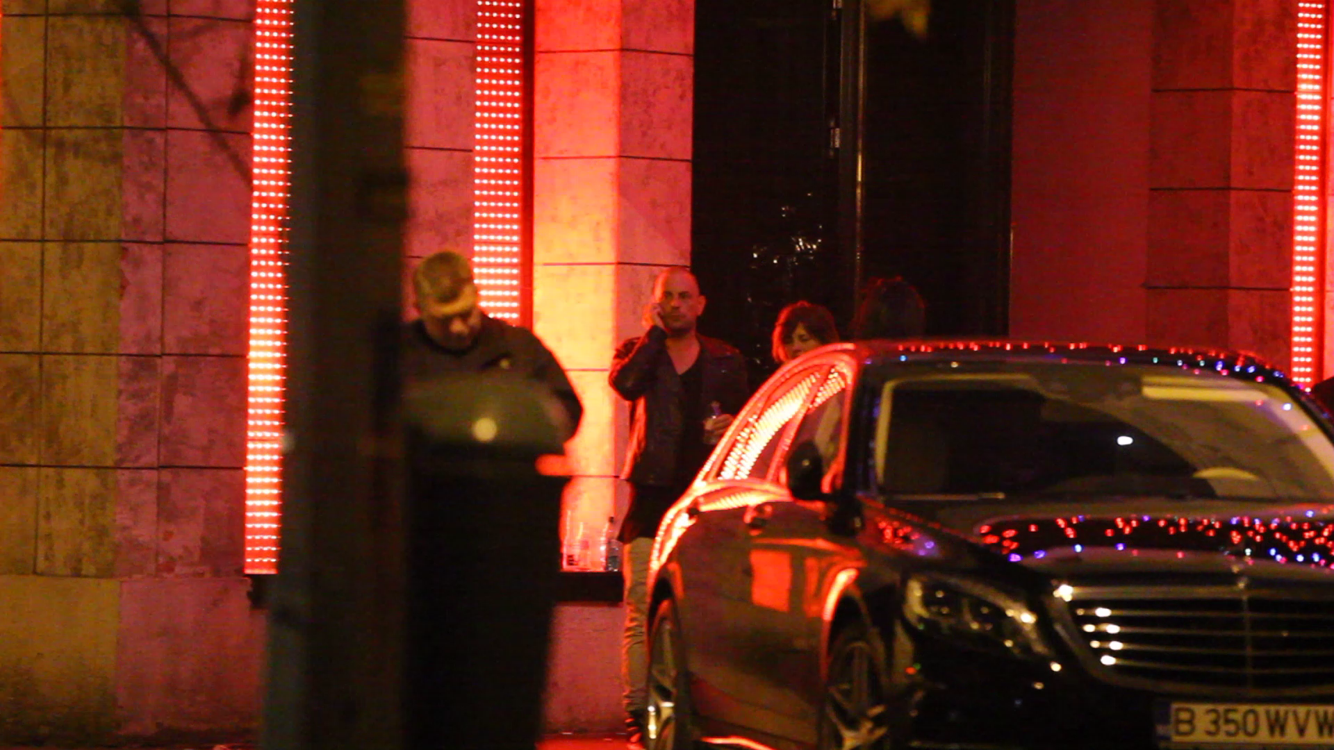 In timp ce Eftimie vorbeste la telefon in fata clubului, tanara incearca sa ajunga la el