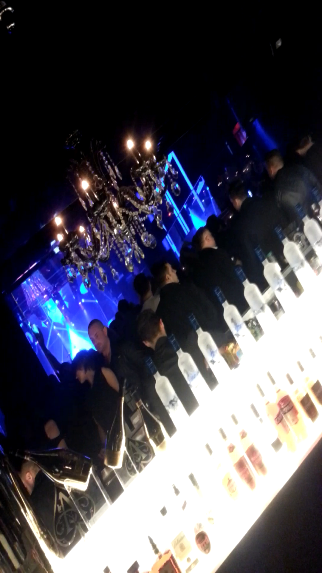 Adrian a dansat cu cateva fete in club