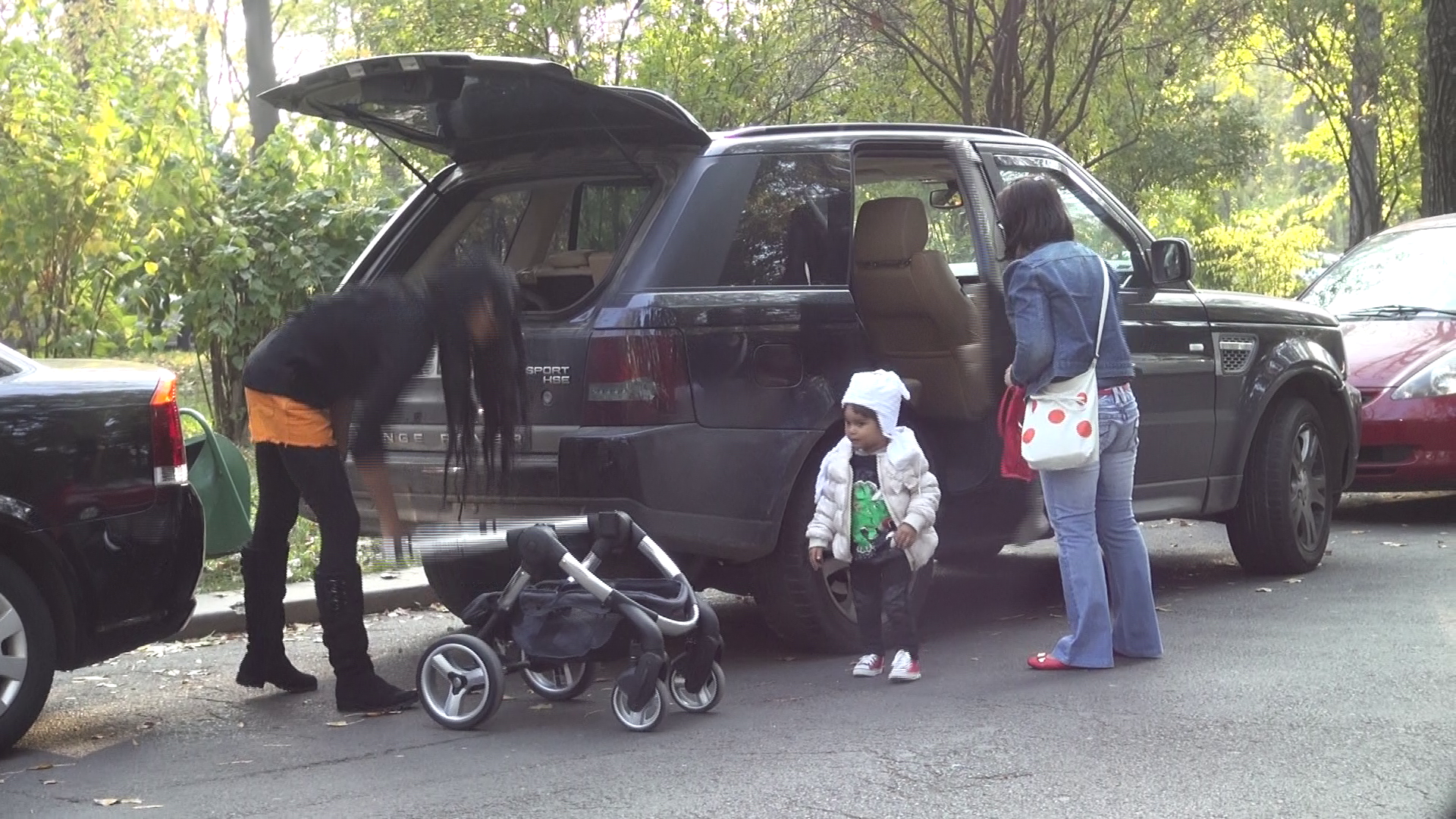 Mulatra i-a montat singura fiicei sale caruciorul