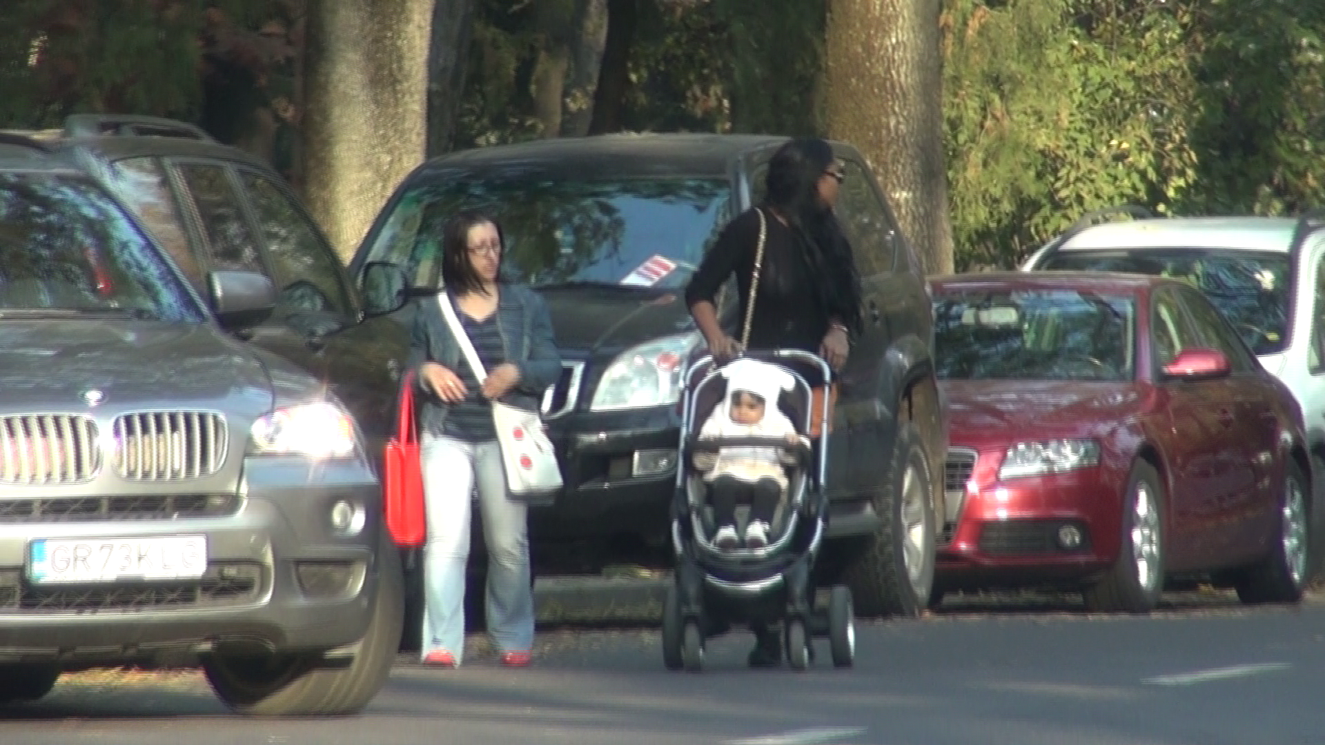 Desi este insotita de bona, Laurette isi plimba fiica prin parc