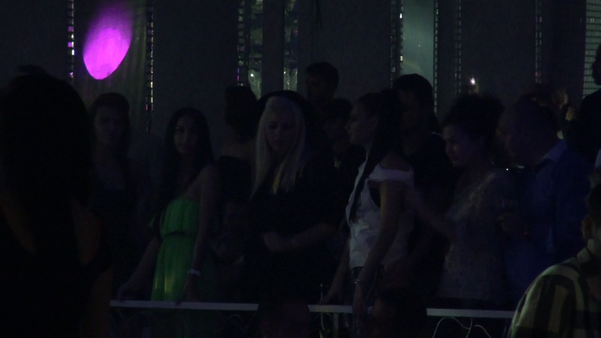 Artista a dansat tot timpul, alaturi de prietene sale