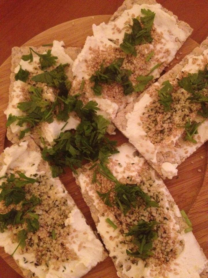 Mic dejun cu seminte de canepa si susan. Ingrediente: crakers din faina integrala, ricotta , seminte de canepa si susan, patrunjel proaspat.