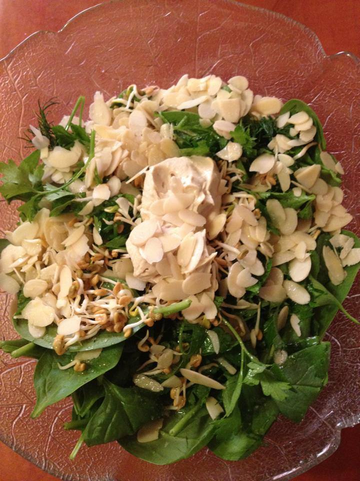 SALATA DE SPANAC CU NAUT. Ingrediente: frunze de spanac, fulgi de migdale(2-3 linguri), germeni de schinduf (2 lingurite), o lingura de pasta de naut (hummus), 2 lingurite ulei de canepa