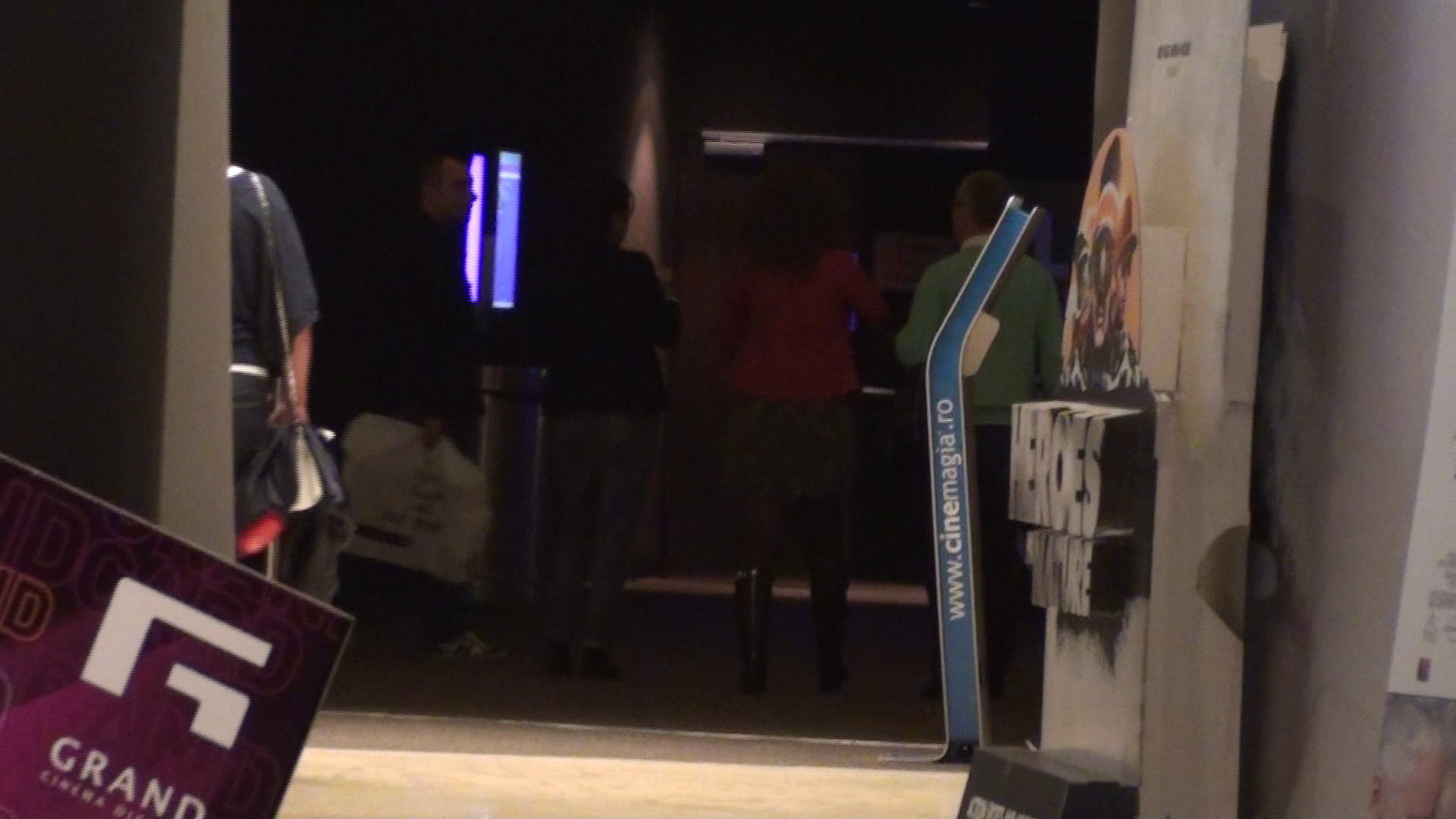 Andreea si barbatul intra la film tinandu-se de mana ca doi indragostiti