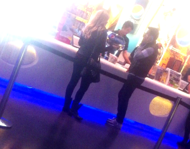 Vedeta tv si noul ei partener au mers impreuna la un film romantic