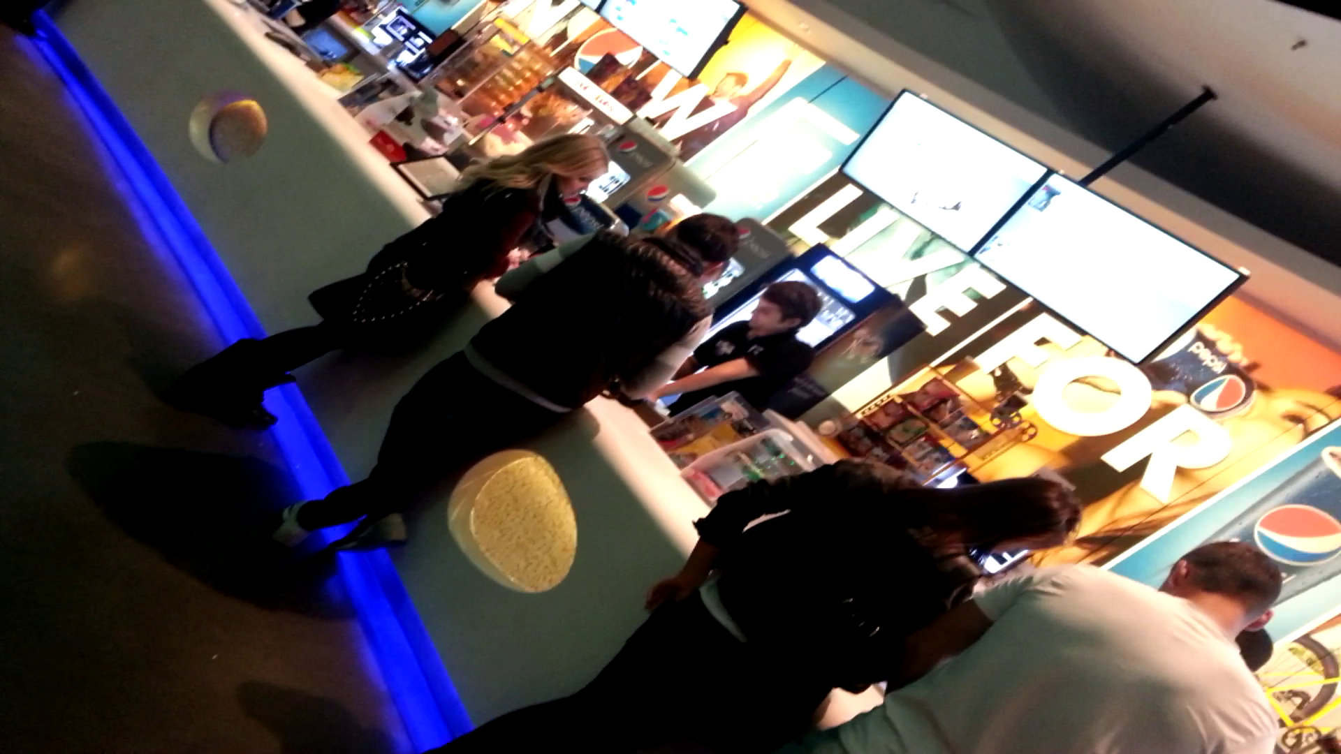 Cat timp barbatul platea biletele, Cristina il sorbea din priviri