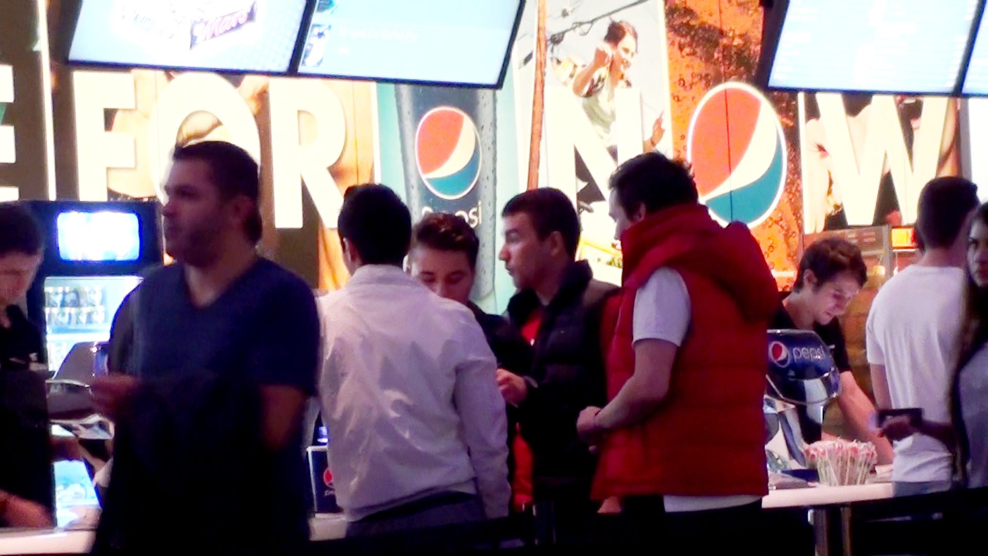 Patrick a platit biletul si consumatia prietenilor sai