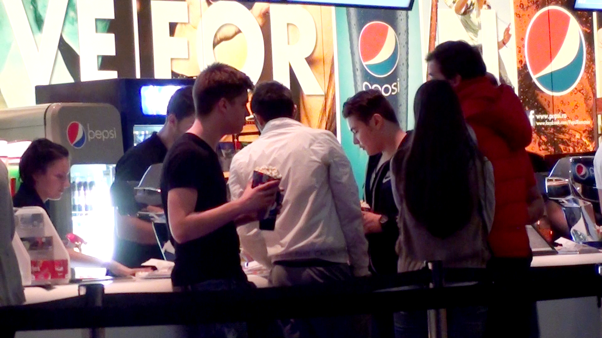 Tanarul a facut un obicei de a merge saptamanal la cel putin un film