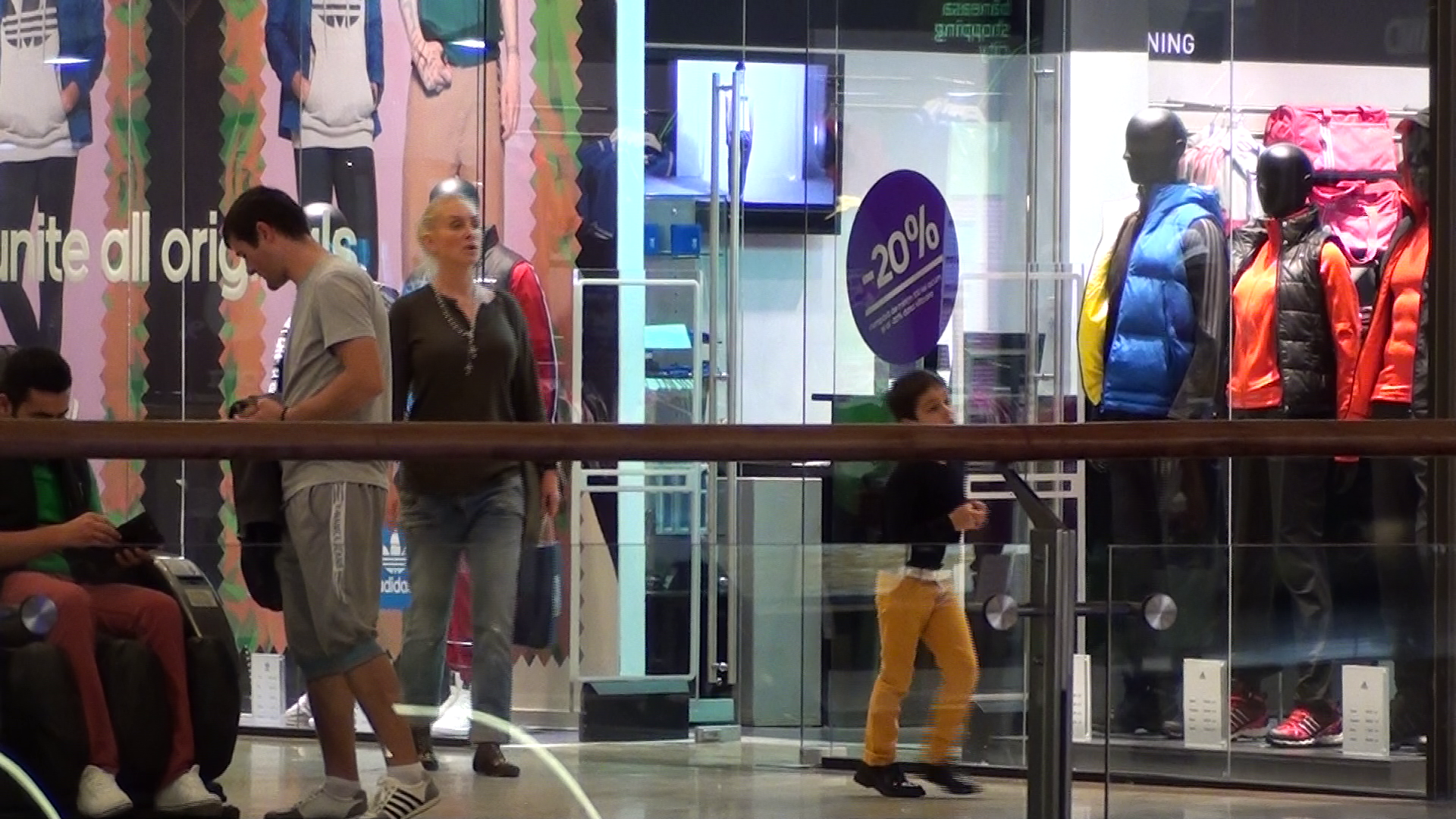 Vica si fiul sau au colindat toate magazinele