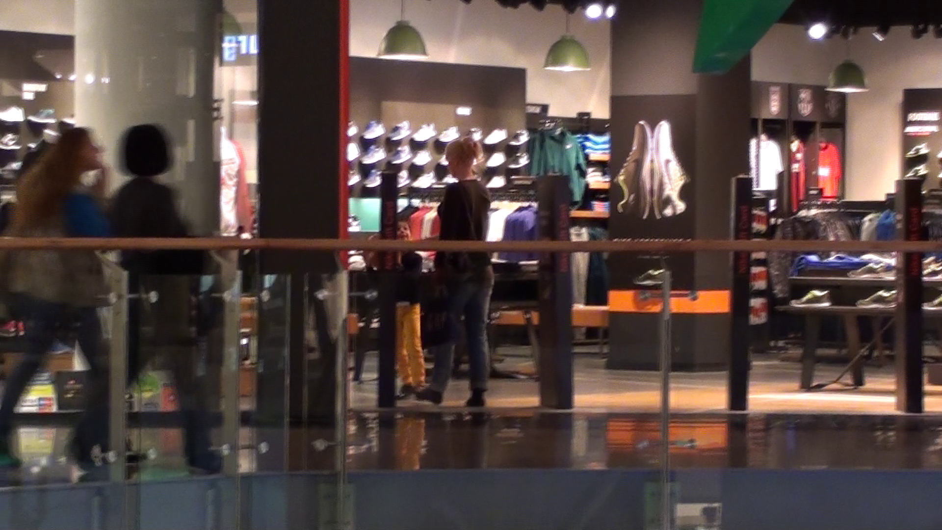 Pustiul nu s-a dezlipit nici o secunda de mama lui lui, pe care o pazeste mai ceva ca un bodyguard