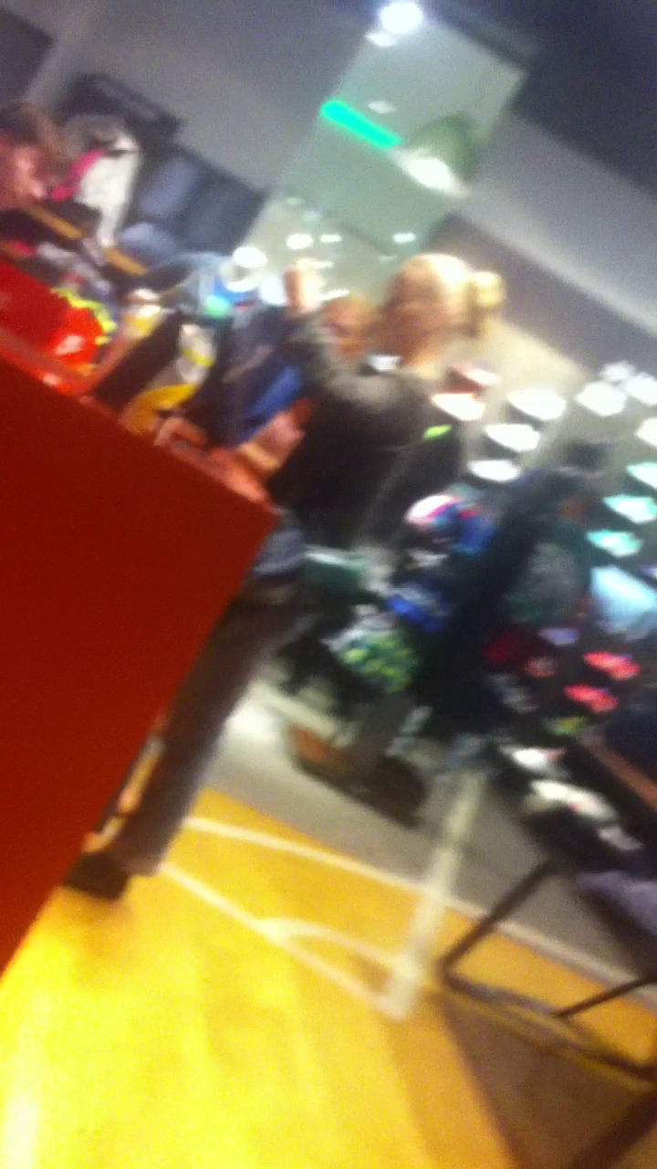 Vica si-a cumparat o pereche de adidasi, dupa ce a primit aprobarea fiului ei