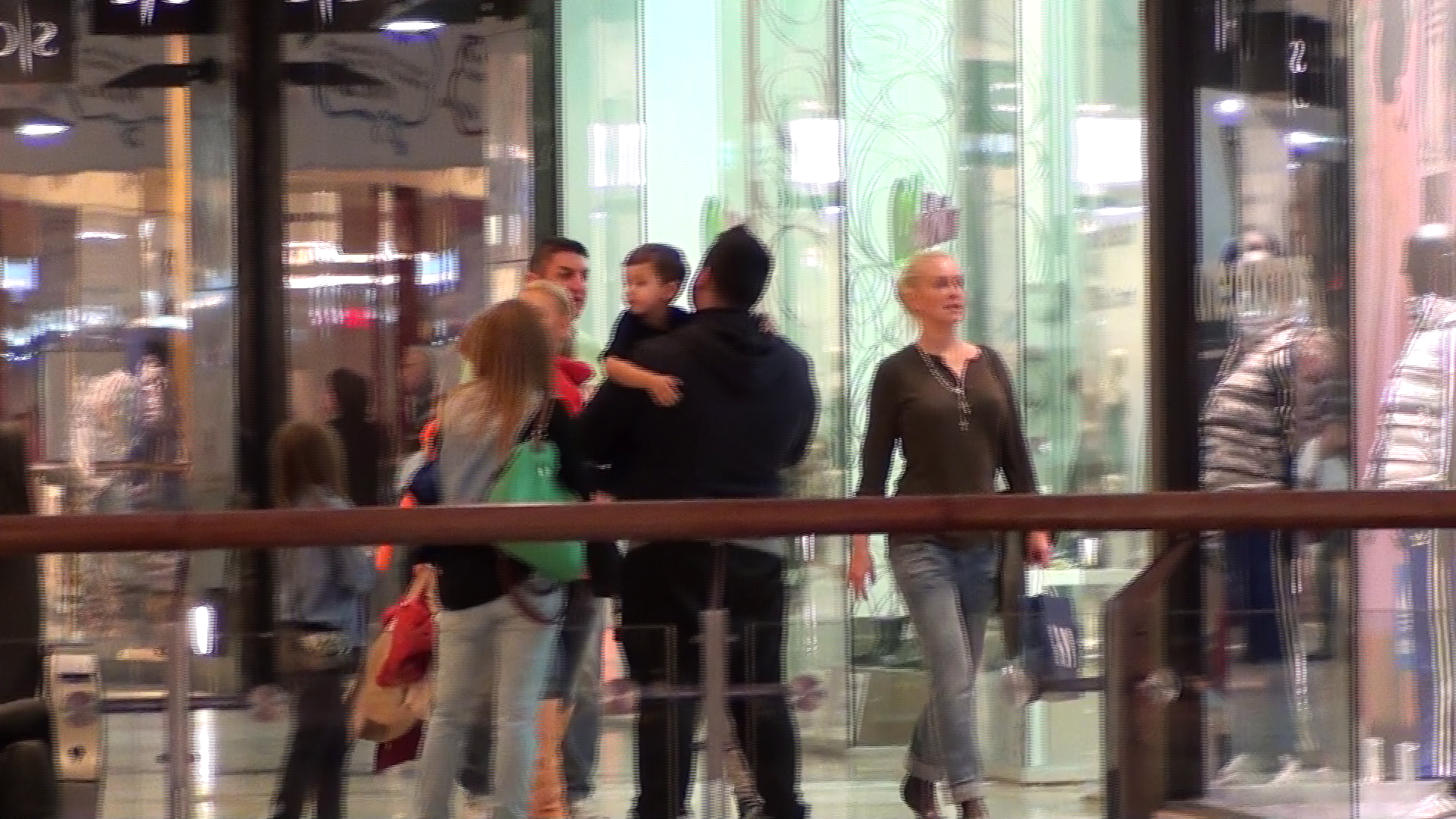 Vica se plimba linistita prin mall, in timp ce fiul sau sta in bratele unui prieten