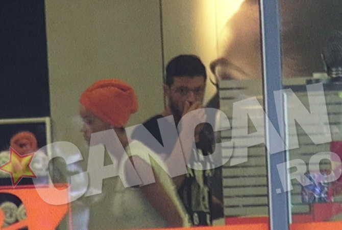 Slav si-a urmarit indeaproape sotia, chiar si cand astepta sa i se usuce parul