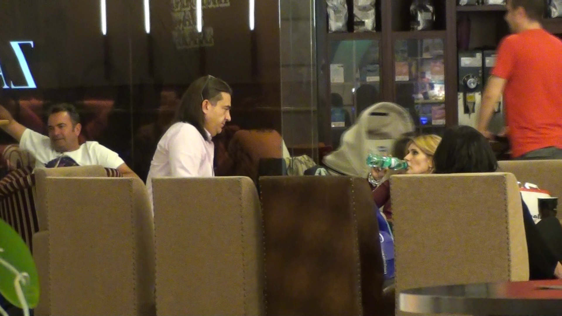 dupa cateva ore de plimbat prin centrul comercial, Alessandra si Sergiu si-au tras sufletul la o cafenea