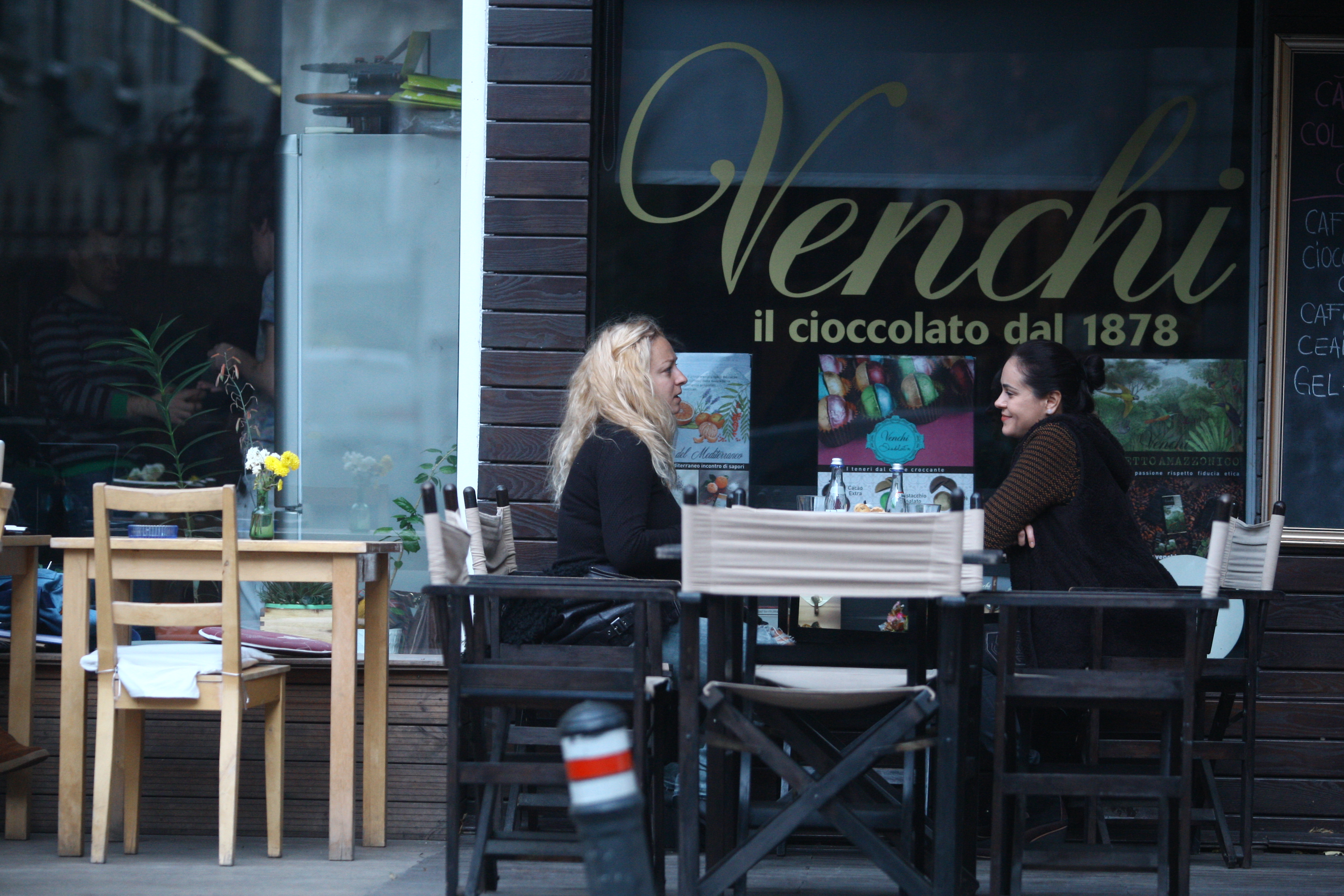 Mirela si Andreea au stat doua ore de vorba