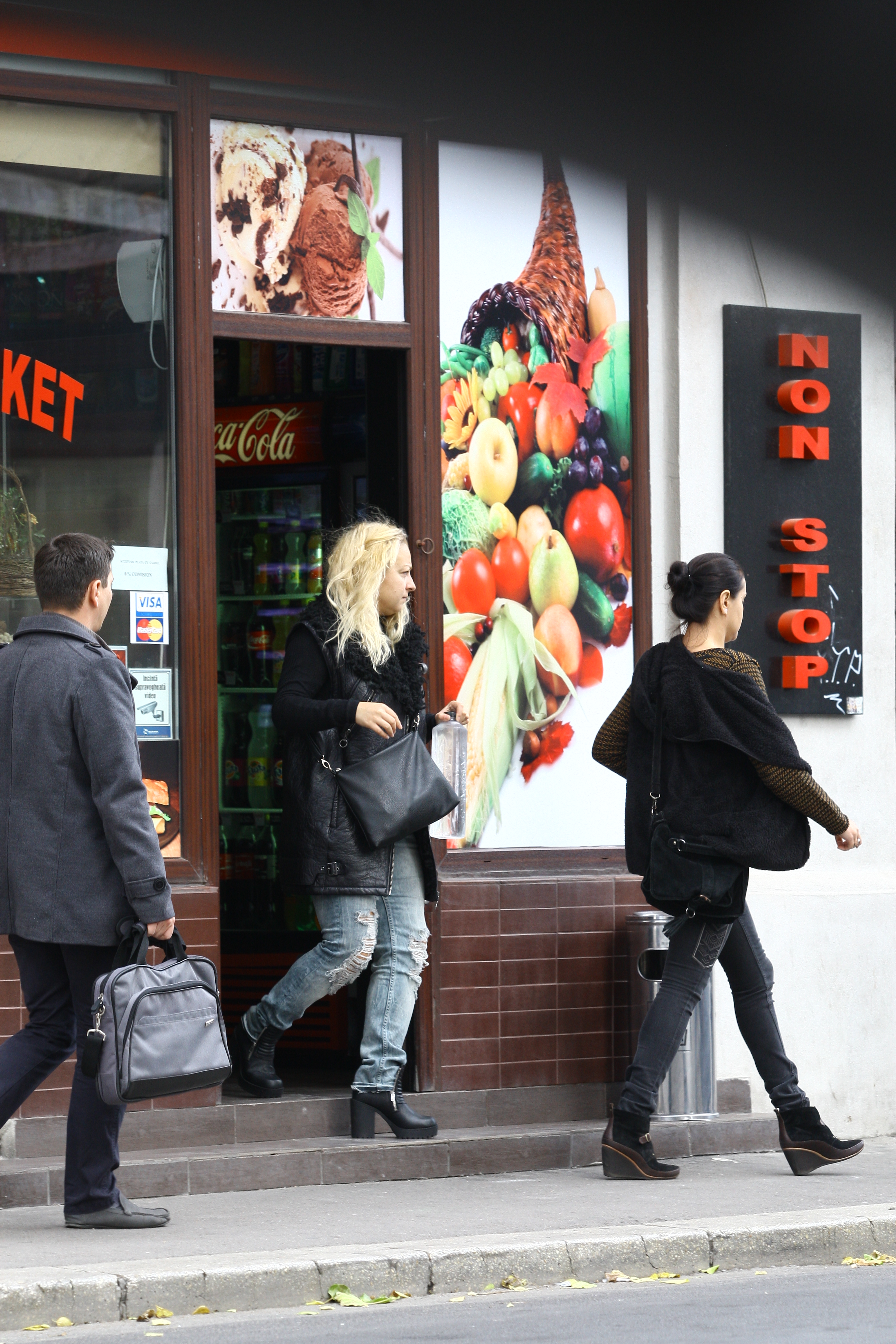 Actritele merg apoi impreuna spre platoul de filmare