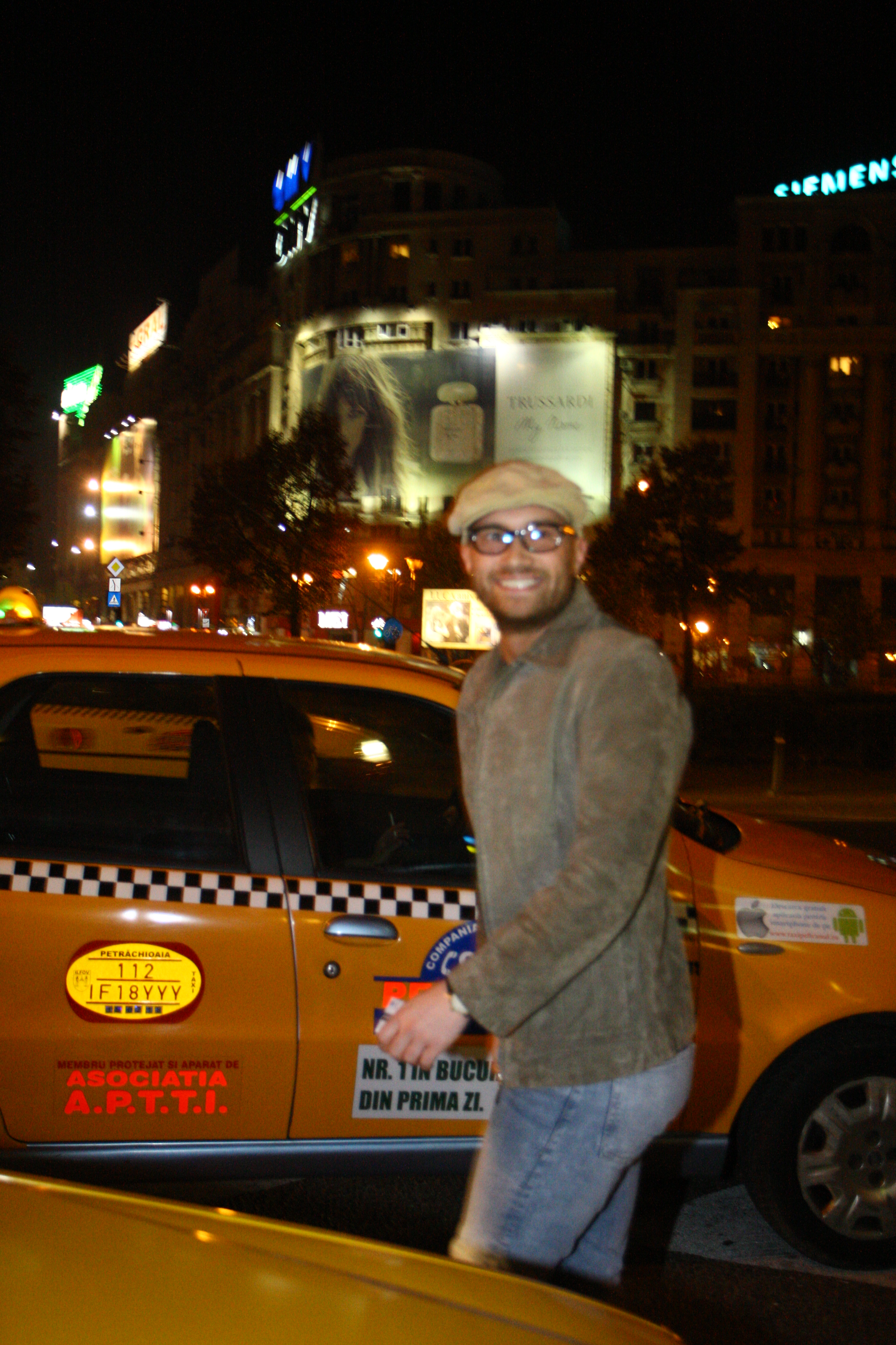 Mihai a reusit sa se urce intr-un taxi, insa i-a promis pustoaicei ca va mai reveni